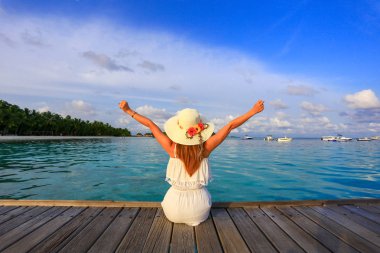 Kadın deniz kenarında sakin ol. Ücretsiz ve eğlenceli hissediyorum.