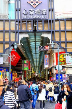 Osaka, Tokyo - Jan 1, 2019: Shinsaibashi bir popüler alışveriş Japonya'nın Osaka yer.