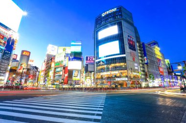 Shibuya, Tokyo - 07 Ocak 2019: Shibuya alışveriş bölgesi, Tokyo, Japonya'da bulunan meşhur mekanlar.