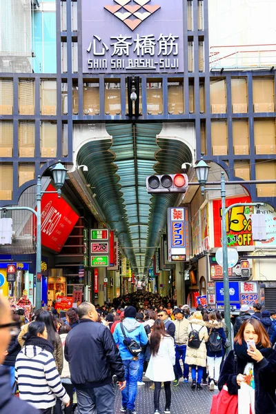 Osaka, Tokyo - Jan 1, 2019: Shinsaibashi bir popüler alışveriş Japonya'nın Osaka yer.