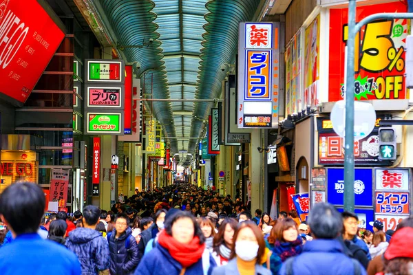 Osaka, Tokyo - Jan 1, 2019: Shinsaibashi bir popüler alışveriş Japonya'nın Osaka yer.