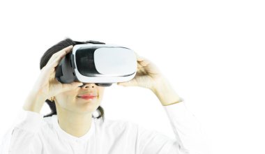 Sanal gerçeklik izole beyaz arka plan üzerinde giyen mutlu kadın.