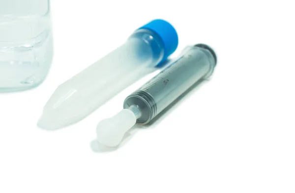 Şırınga ve serum yıkamak için izole beyaz arka plan üzerinde burun.