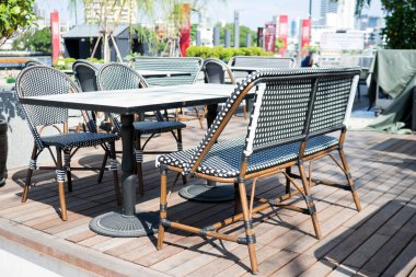 Sandalye ve masa kapalı restoran.