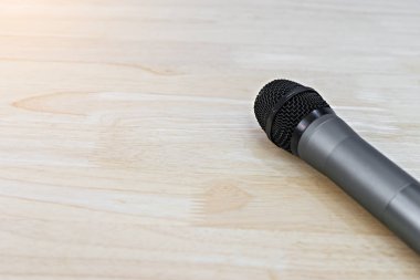 Siyah ahşap masa üzerinde mikrofon.