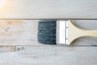 Fırça ve boya ile ahşap üzerine tutan el. Sanat ve hobi kavramı