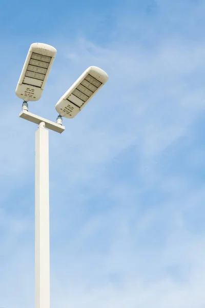 Elstolpar Med Solpaneler För Solenergi Energisparande Idéer — Stockfoto