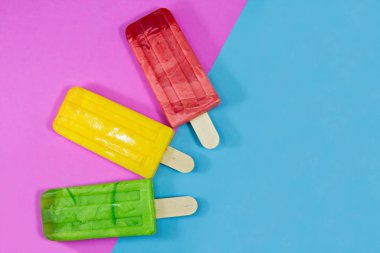 Pembe ve mavi arka plan çubuğa dondurma.