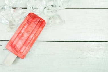 Ahşap zemin buzlu dondurma. Yaz yiyecek konsepti.