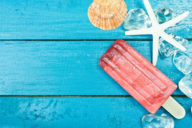 Dondurma buz ve ahşap arka plan üzerinde yıldız balık yapışır. Yaz yiyecek konsepti