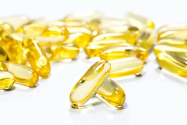 Balık yağı bir tablet izole beyaz arka plan üzerinde olduğunu. Kavramı için gıda takviyeleri.