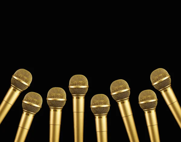 Siyah zemin üzerine altın mikrofon. Şarkı Şampiyonası kavramı