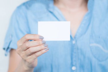 Adı kart sahte tutan el