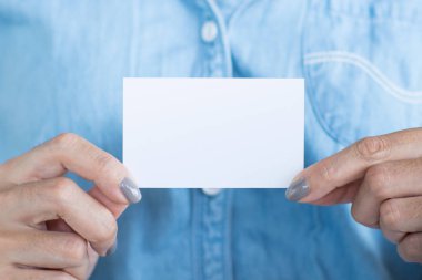 Adı kart sahte tutan el