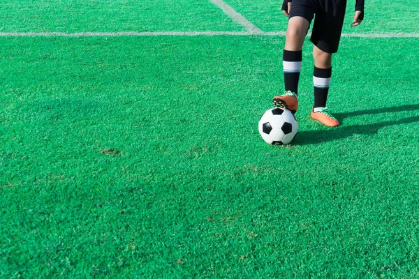 Çocuklar stadyumda futbol oynuyorlar..