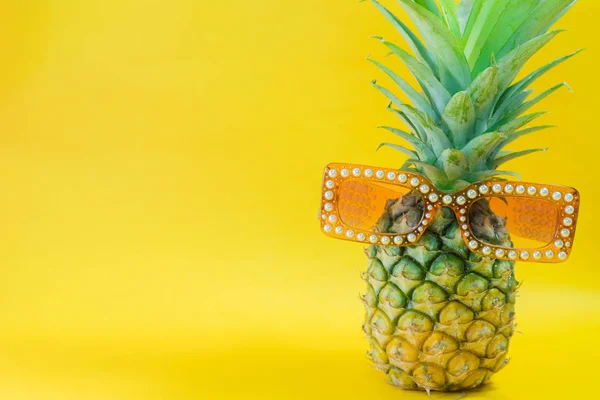 Ananas Dragen Van Een Zonnebril Een Gele Achtergrond Zomer Mode — Stockfoto