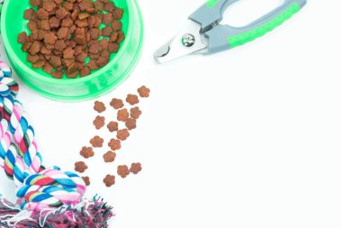 Kase kuru gıda ve ip ile bite için tırnak makası izole beyaz zemin üzerinde. Evde beslenen hayvan aksesuar kavramı.