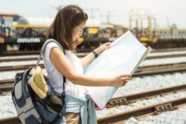 Asyalı kadınlar tren ile seyahat için bir harita arıyorum.