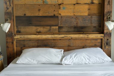 Beyaz yatak ve vintage tarzı otel