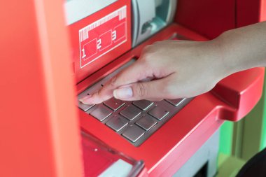 Yandan basın parola üstünde para çekmek için Atm banka makine
