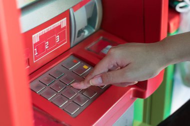 Yandan basın parola üstünde para çekmek için Atm banka makine