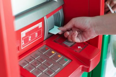 El banka Atm kartı para çekmek için Atm banka makineye koyar.