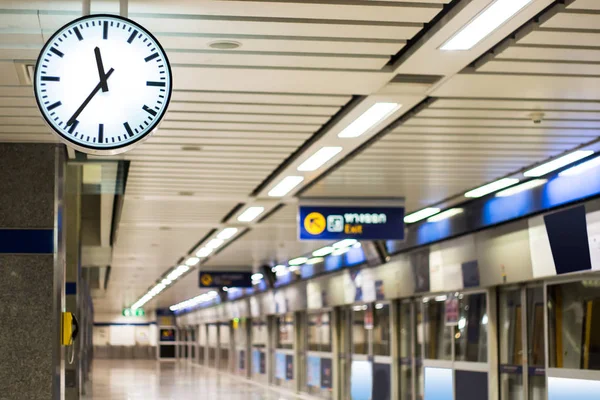 在地铁站台上看时间的钟 — 图库照片