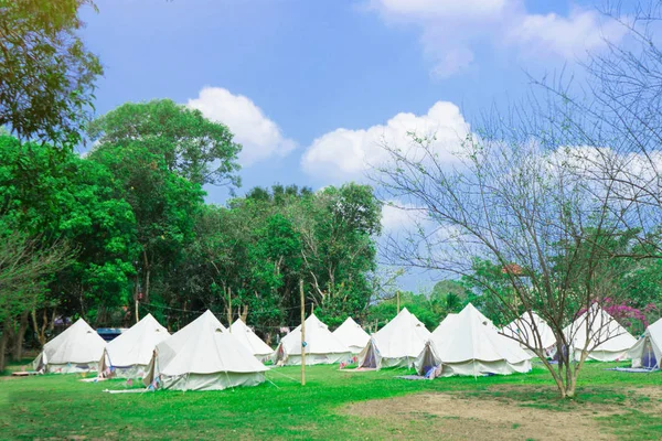 現代キャンプのための観光客と自然 Glamping 代替宿泊施設のコンセプト — ストック写真