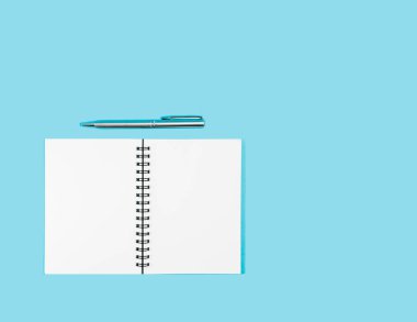 Boş defter açık mavi renkli kalem ile. İş veya eğitim kavramı.