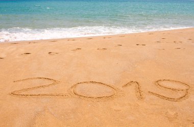 Yıl 2019 denizde kum Plajı üzerinde yazılı.