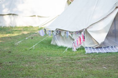 Modern turist doğa ile kamp için. Büyüleyici ve alternatif konaklama konsepti.