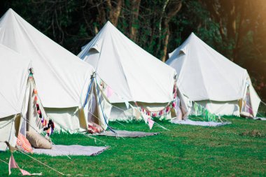 Modern turist doğa ile kamp için. Büyüleyici ve alternatif konaklama konsepti.