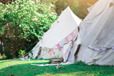 Modern turist doğa ile kamp için. Büyüleyici ve alternatif konaklama konsepti.