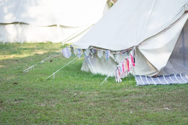 Modern turist doğa ile kamp için. Büyüleyici ve alternatif konaklama konsepti.