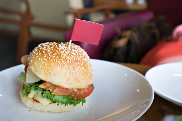 Bir Beyaz Seramik Tabak Restoranda Hamburger Yerleştirir — Stok fotoğraf