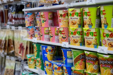 Japonya - Ekim 27,2017: Kuru gıda yemek için uygun bir besindir. 7-11 mağazalarında bulunan kullanılabilir ve uygun fiyatlı, Osaka, Japonya