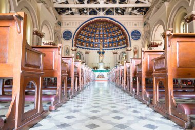 İç tarafında kilise çok güzel yer