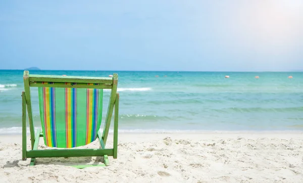 Καρέκλα Παραλίας Στη Θάλασσα Καλοκαίρι Διακοπών Έννοια — Φωτογραφία Αρχείου