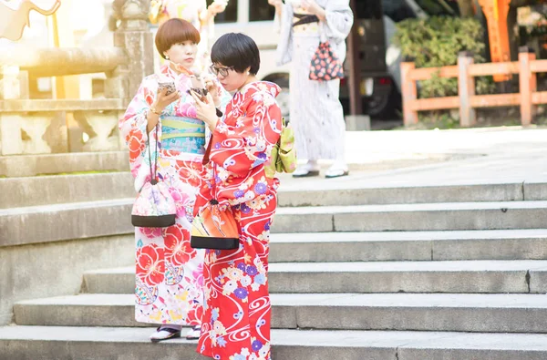 Kyoto Japán 2017 Október Fiatal Visel Hagyományos Japán Kimonó Segítségével — Stock Fotó