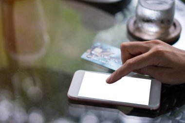 Online alışveriş için Smartphone kullanarak ele. Modern iş kavramı.