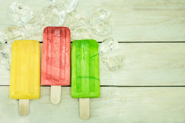 Bastoncino Gelato Con Cubetti Ghiaccio Fondo Legno Concetto Alimentare Estivo — Foto Stock