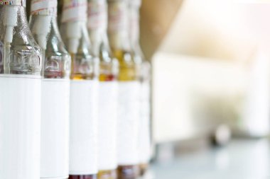 Bir kahve kafede boş şişe