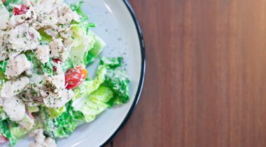 Sezar salatası bir tabak içinde restoranda menüsüdür.
