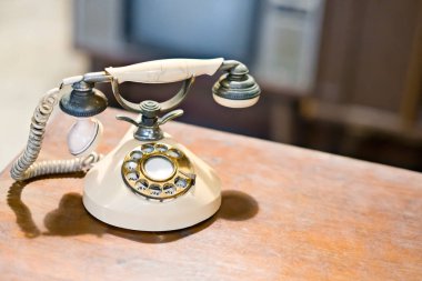 Ahşap masa üstünde Vintage telefon