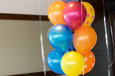 Mutlu kutlama parti arka plan için soyut renkli balonlar