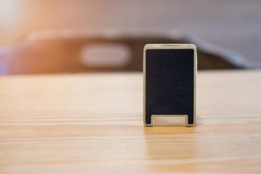 Kahve kafede ahşap masa üstünde yemek listesi için boş yazı tahtası.