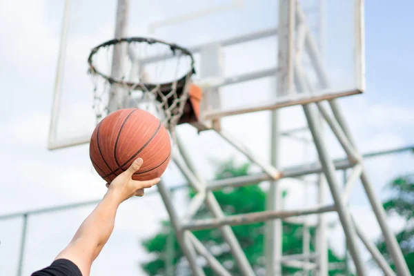 Рука Тримає Баскетбол Баскетбольному Майданчику Тренування — стокове фото