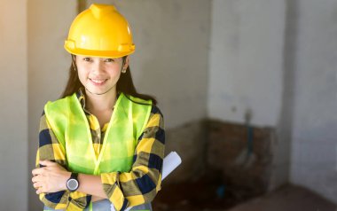 Mühendislik İnşaat alanında sarı kask giyen kadınlar