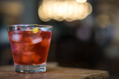 Gülsuyu ahşap masa üzerinde çay. Cafe aydınlatma bokeh arka plan kavramı.