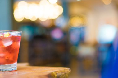 Gülsuyu kopya alanı ile ahşap tabloda çay. Cafe aydınlatma bokeh arka plan kavramı.